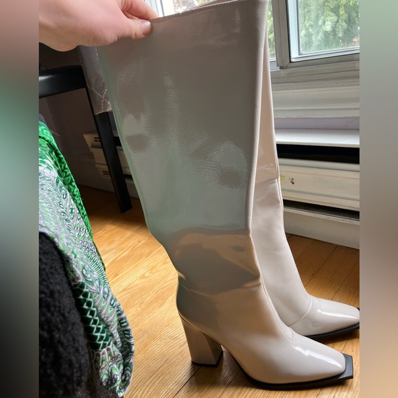 ❌ SOLD ❌ White vegan leather knee high boots - Picture 4 of 6